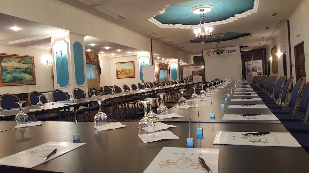 Hotel Prahova Plaza Ploiesti Ngoại thất bức ảnh