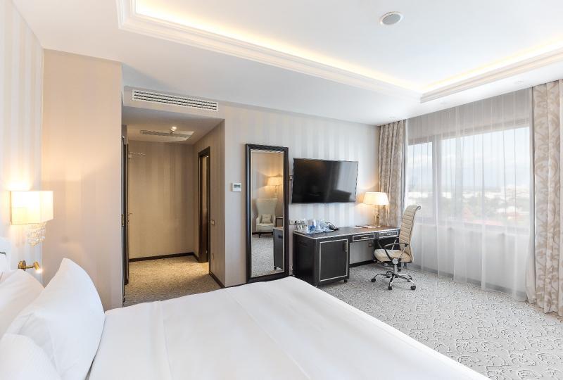 Hotel Prahova Plaza Ploiesti Ngoại thất bức ảnh