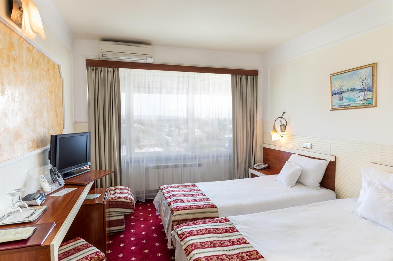 Hotel Prahova Plaza Ploiesti Ngoại thất bức ảnh