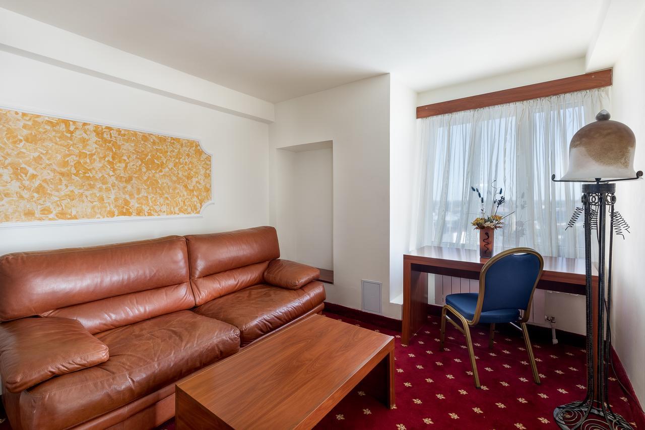 Hotel Prahova Plaza Ploiesti Ngoại thất bức ảnh